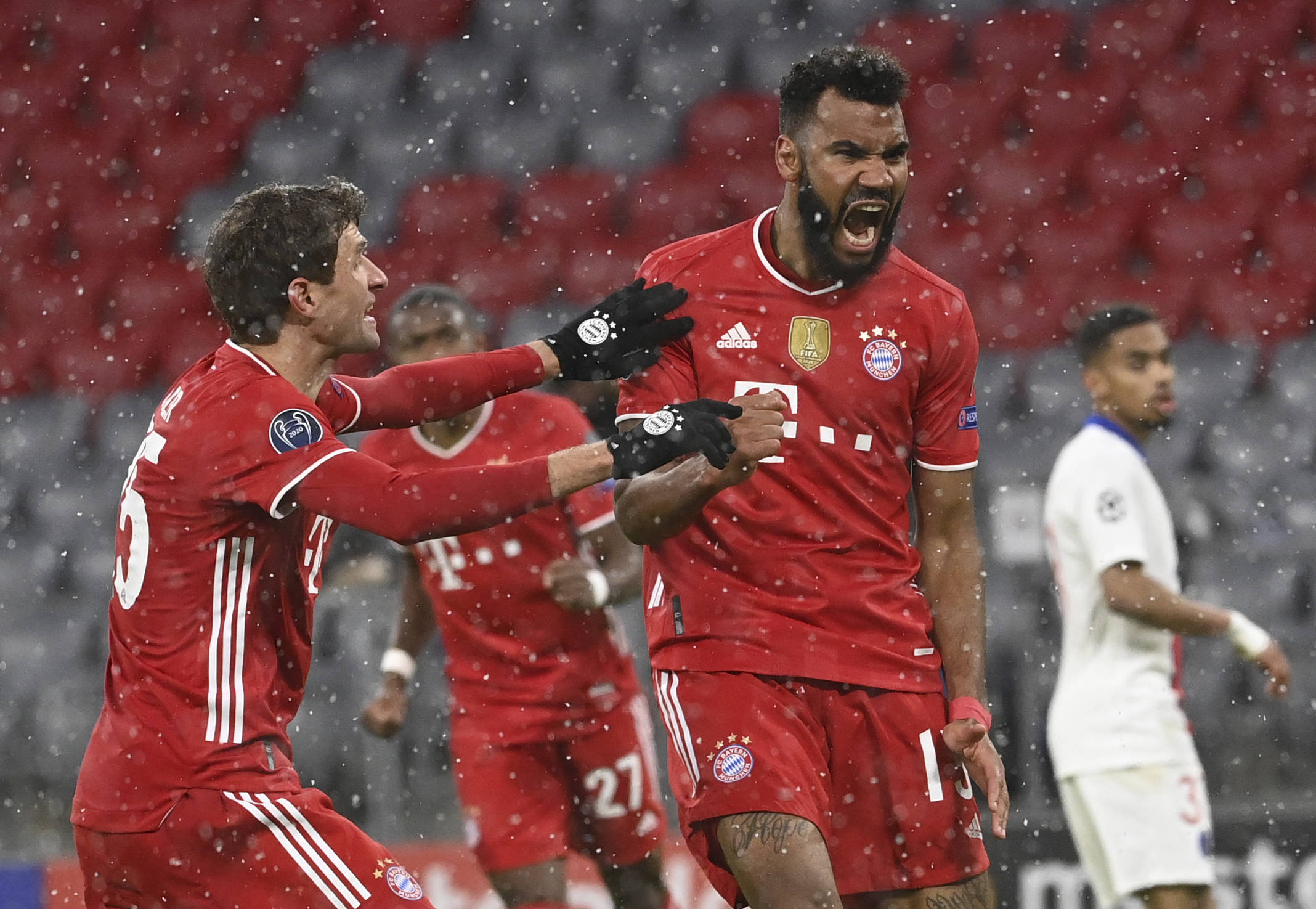 阿尔巴达成迈阿密百场里程碑，获赠纪念球衣+全队合影庆祝