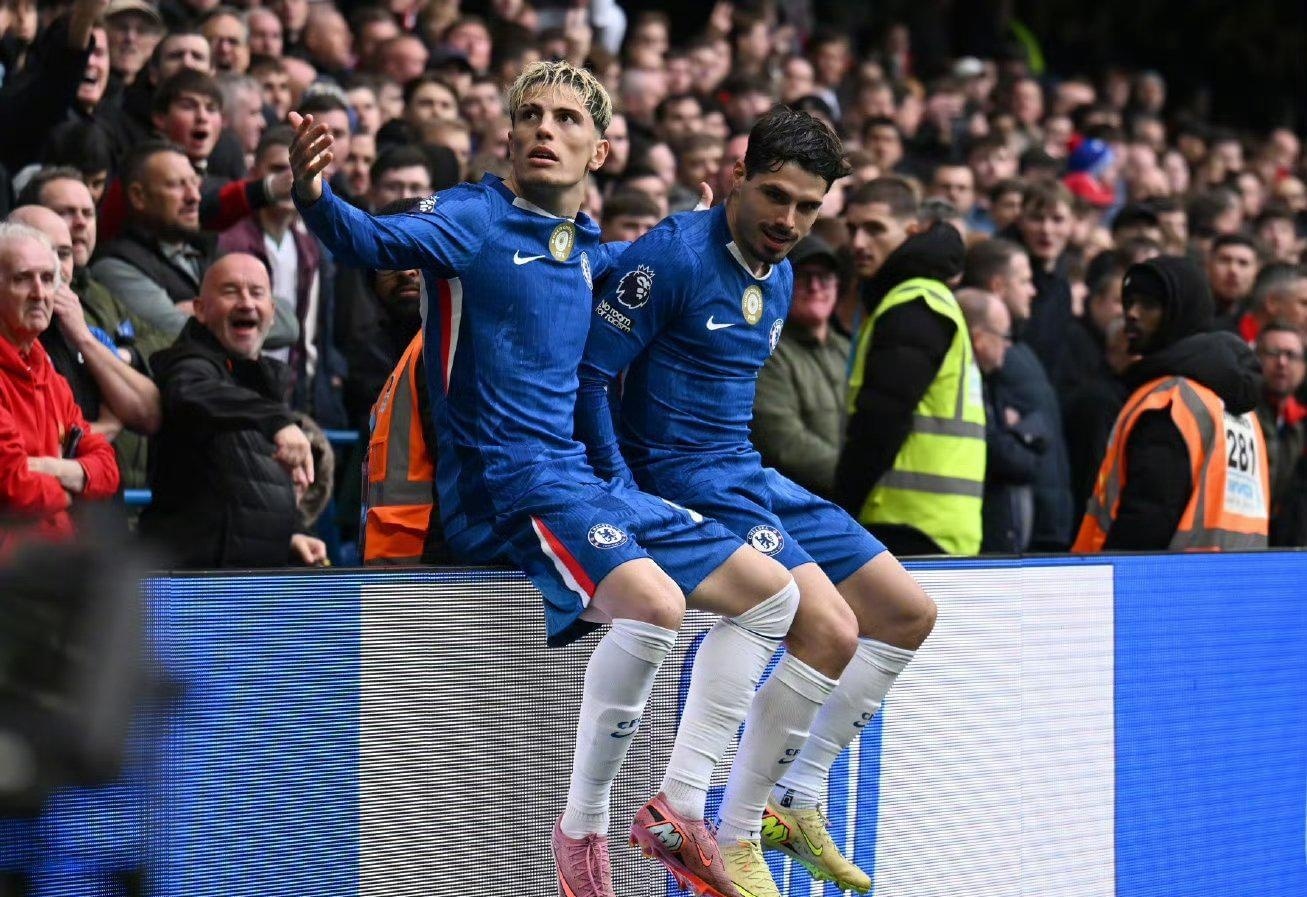 国米赛中年轻球员崛起，老将挣扎，球队面临转型与平衡挑战。