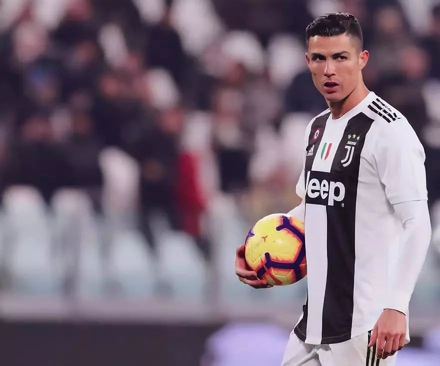 WTT香港总决赛选手城市照，王楚钦率先到达拍照地点