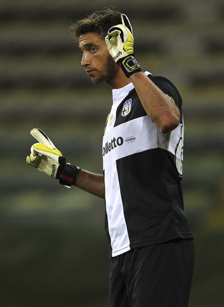 NBA杯决赛尼克斯vs马刺：唐斯路过冠军奖杯时顺手摸了一下（NBA杯决赛尼克斯对阵马刺：唐斯走过冠军奖杯时顺手摸了摸）