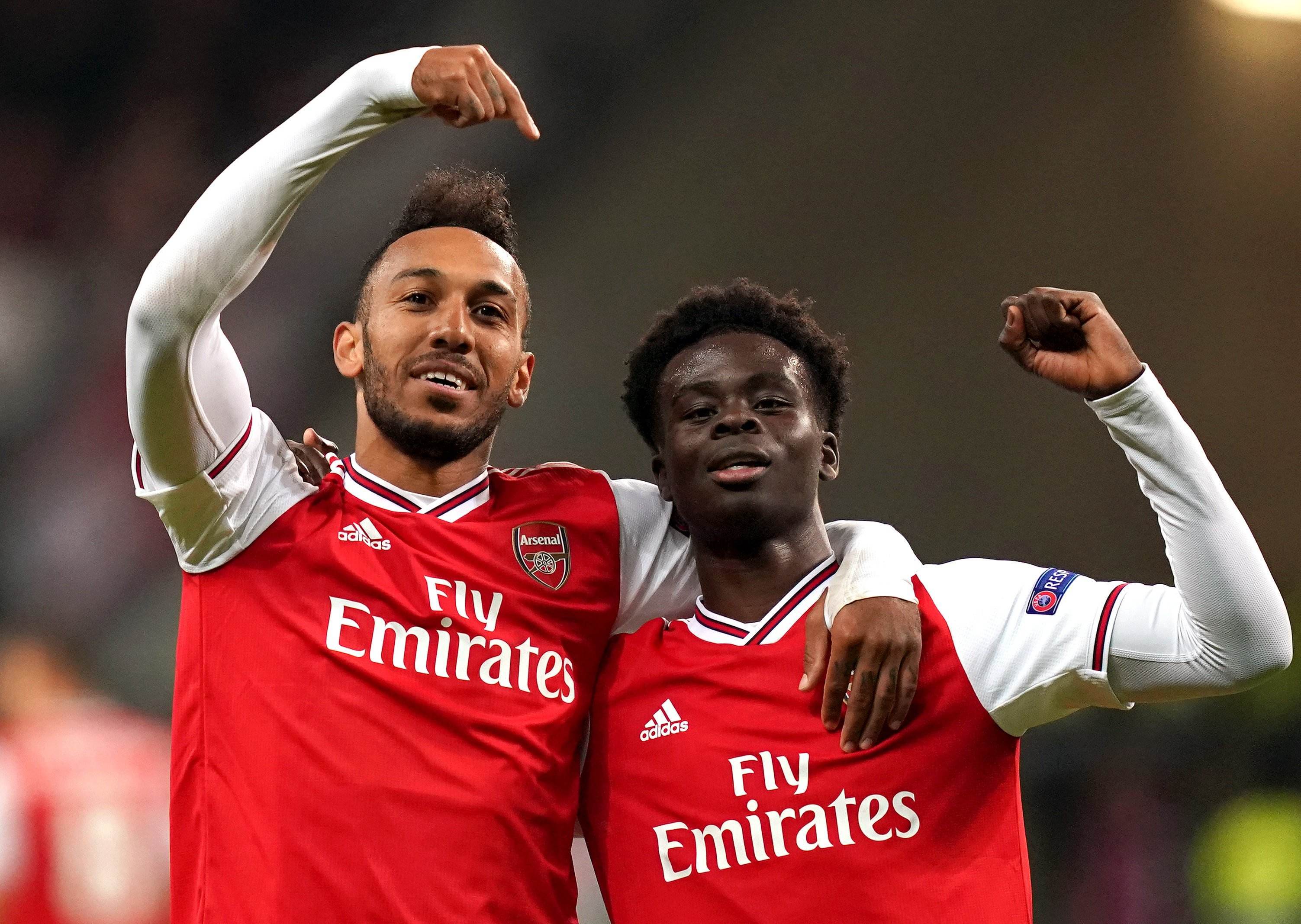 欧联比赛中一球员嘲讽对手鼻子形状，多名队友上前打抱不平