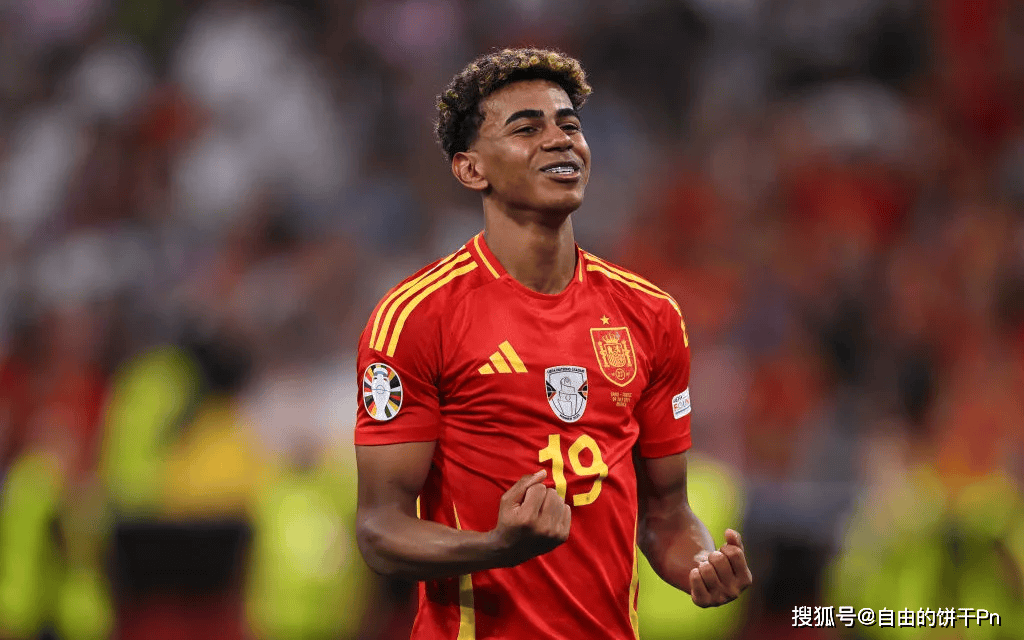 记者：皇马将在今日训练后共进圣诞午餐（据记者报道，皇马将于今日训练结束后举行圣诞午餐）