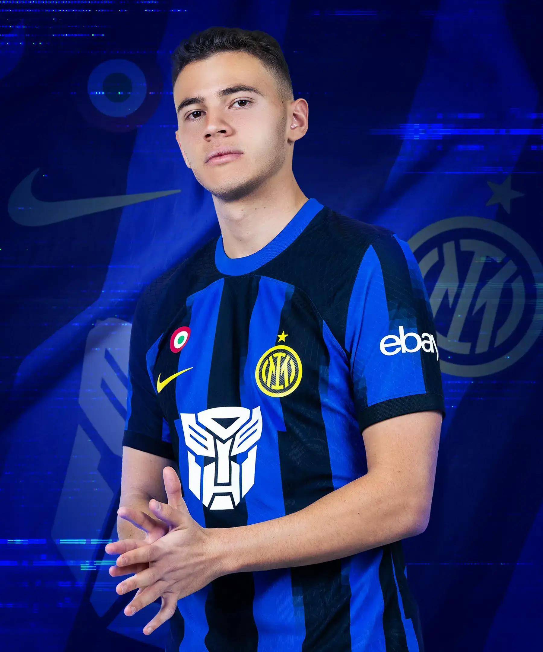 魔迷们心动吗？曼联发布中国结系列服饰，B费、姆伯莫等人出镜（B费、姆伯莫等球星助阵，曼联推出中国结系列服饰，魔迷是否被种草？）