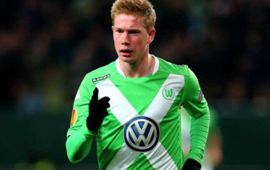 传统环节，利物浦全队戴圣诞帽在训练场拍大合照（利物浦延续传统：全队戴圣诞帽训练场合影）