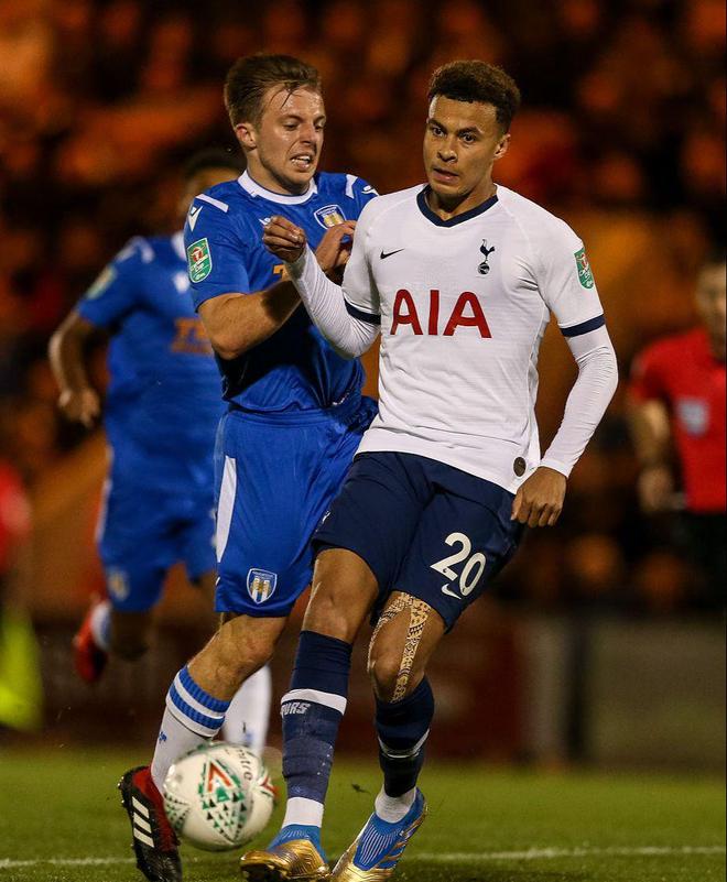 欧冠2-1逆转！巴萨天降神兵：后卫3分钟梅开二度创历史，逼近前八