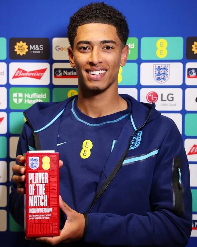 皇马在国家德比后失利，阿隆索面临下课危机，巴萨趁机领跑，西甲争冠形势严峻。（皇马德比败北阿隆索帅位告急，巴萨趁势领跑，西甲争冠白热化）