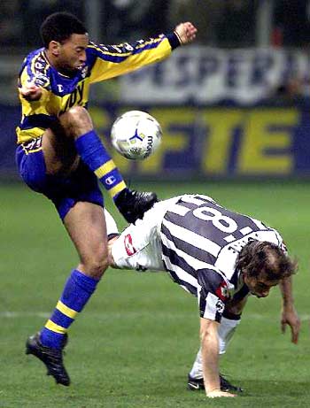 英超战报：希门尼斯绝杀，富勒姆1-0小胜桑德兰（英超快讯：希门尼斯压哨制胜，富勒姆1-0险胜桑德兰）