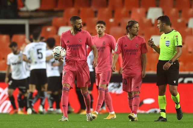 3-0，穆帅争冠劲敌踢疯，完胜法甲劲旅，终结欧联2轮不胜（3-0！穆里尼奥争冠对手火力全开，横扫法甲强旅，止住欧联两轮不胜）